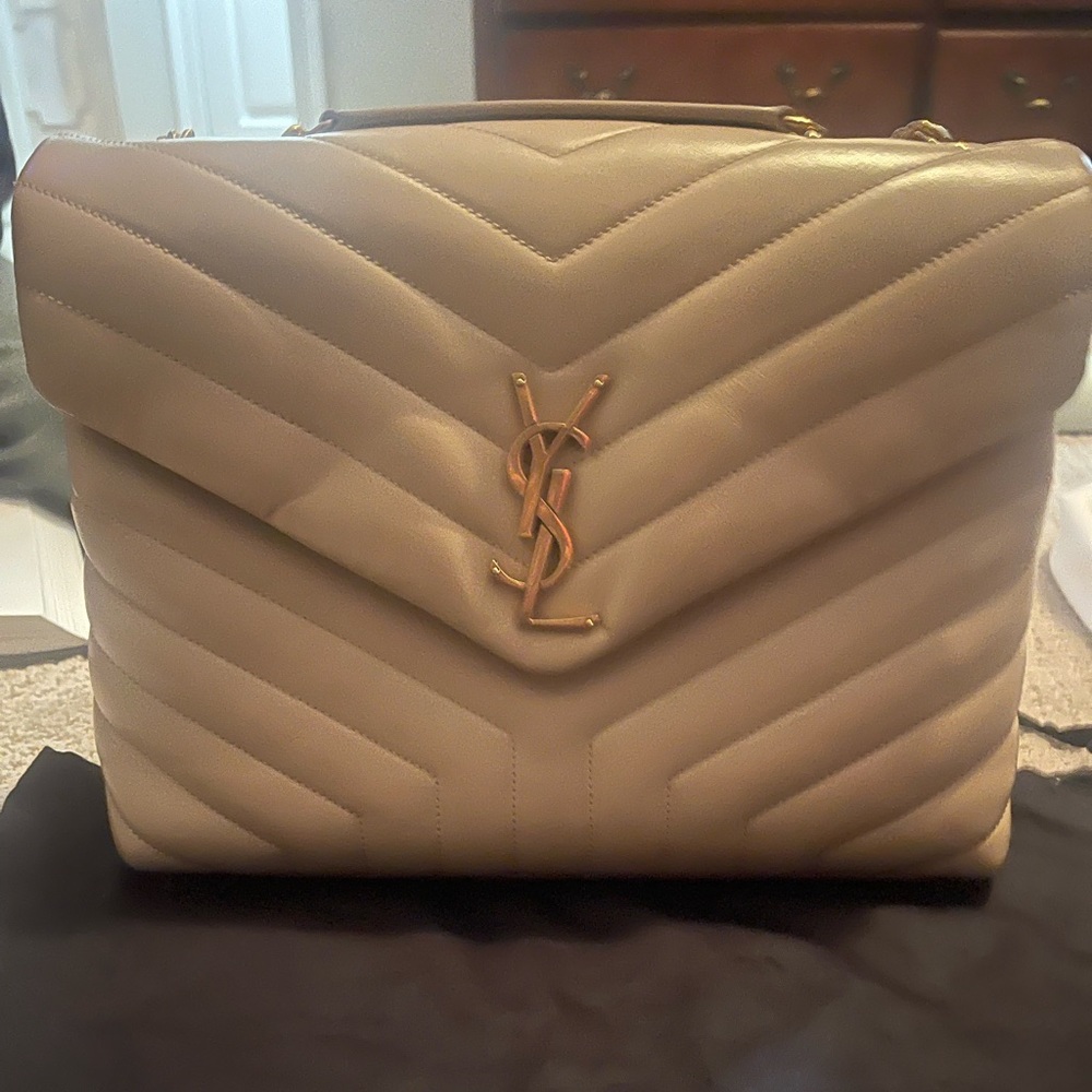 Saint Laurent Medium Loulou.